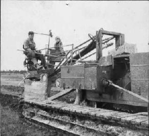 De eerste zelfrijdende draineermachine

van de firma Boersma 1963